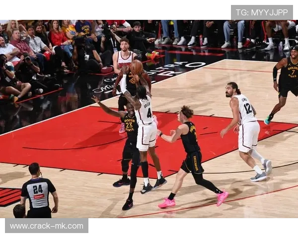 格林三双机器再创奇迹，领衔球队逆转取胜引热议